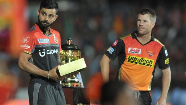 David Warner (R) and Virat Kohli with the IPL 2017 trophy. (AFP)