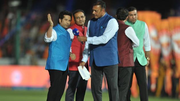 Sachin Tendulkar (L) speaks to commentator Ravi Shastri (C) during the opening ceremony. (AFP)