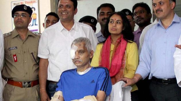 CRPF commandant Chetan Kumar Cheetah with his wife Uma and doctors after he was discharged from AIIMS Hospital in New Delhi on Wednesday.(PTI)