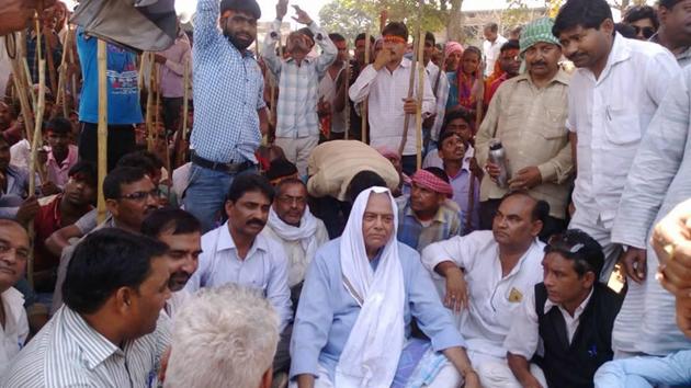 Former union minister Yashwant Sinha along with supporters staging a dharna after district administration arrested them allegedly tried to take out a religious procession in Hazaribagh on Tuesday(HT Photo)