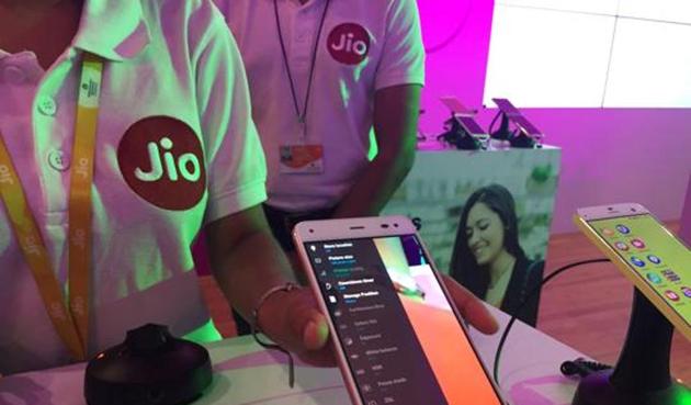 A Reliance employee demonstrates Jio LYF phone at their headquarters on the outskirts of Mumbai.(REUTERS)