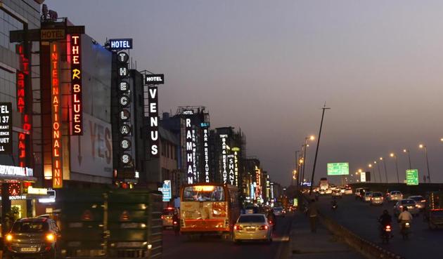Shutters came down on around 50 restaurant and bars on the midnight of March 31 within hours of the apex court clarifying its order banning the sale of liquor within 500 metres of highways.(Vipin Kumar/HT File Photo)