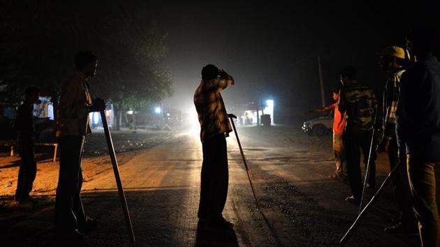 Volunteers of the Gau Raksha Dal (cow protection squad) prepare to inspect trucks on a highway in Taranagar, Rajasthan.(AFP/ File photo)