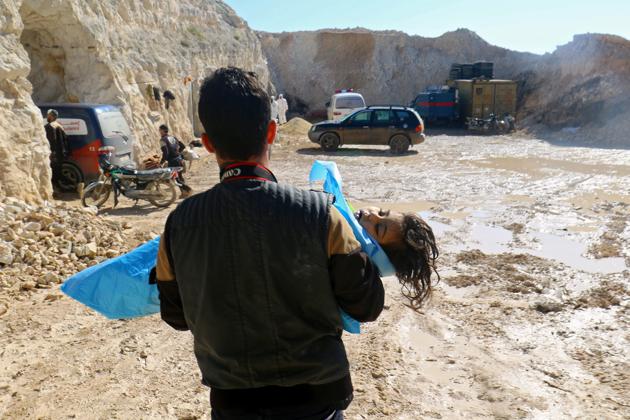 A man carries the body of a dead child, after what rescue workers described as a suspected gas attack in the town of Khan Sheikhoun in rebel-held Idlib, Syria April 4, 2017. (Ammar Abdullah / REUTERS)
