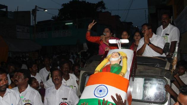 Party workers of the ruling AIADMK campaign using a dummy body resembling late former chief minister J Jayalalithaa on Thursday in Chennai.(HT Photo)