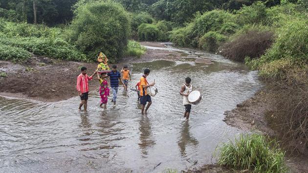 Members of a local adivasi clan cross Dahisar River with an idol of goddess Durga(Courtesy: Aslam Saiyad)