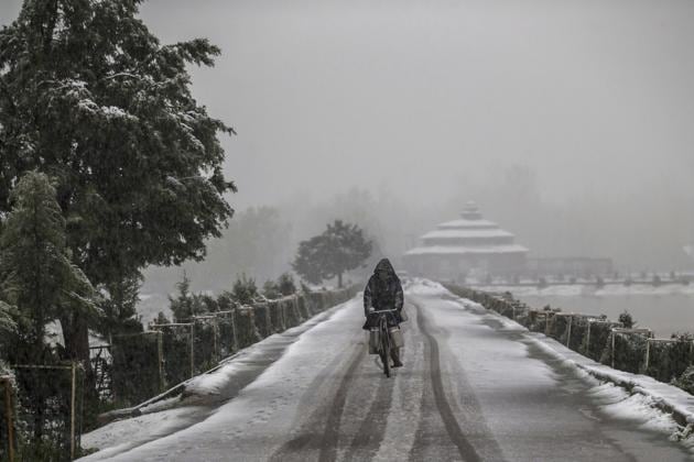 The non-seasonal snowfall in Srinagar have completely changed the weather conditions across Jammu and Kashmir. (Dar Yasin / AP)