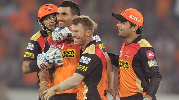 Sunrisers Hyderabad bowler Bipul Sharma (2L) and captain David Warner (2R) celebrate the wicket of Sachin Baby. (AFP)