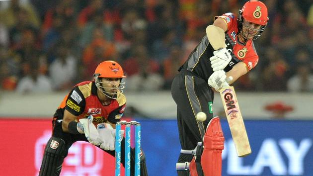 Sunrisers Hyderabad wicket keeper Naman Ojha (L) looks on as Royal Challengers Bangalore Travis Head plays a shot. (AFP)