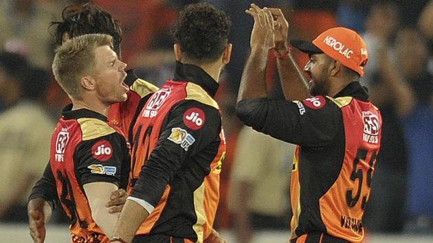 Sunrisers Hyderabad captain David Warner(L) with team members celebrates the wicket of Chris Gayle. (AFP)