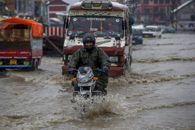 Incessant rain and untimely snowfall in the plains on Thursday caused a flood-like situation in Jammu and Kashmir. (Dar Yasin / AP)