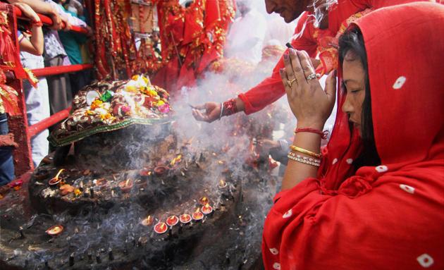 Devotees pray at the historical Goddess Kali temple on the last day of Navratri festival. (PTI)
