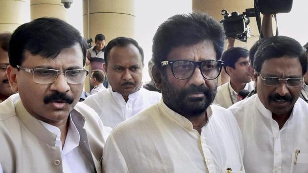 Ravindra Gaikwad (C) with Shiv Sena spokesperson Sanjay Raut (L) and party MPs after a press conference at Parliament on Thursday.(PTI)