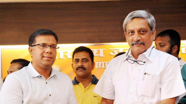 Former Congress minister Vishwajit Rane joins BJP in presence of Goa chief minister Manohar Parrikar at Panaji on Thursday.(PTI Photo)