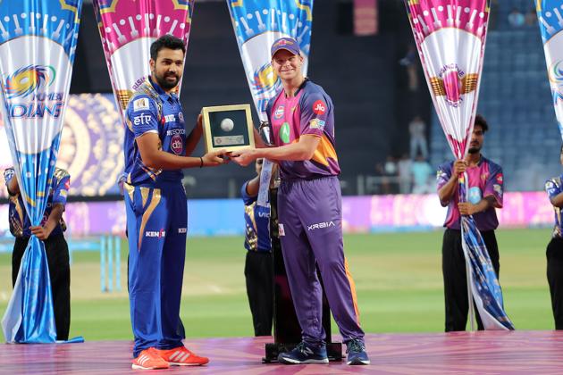 RPS skipper Steve Smith (R) presents a memento to his MI counterpart Rohit Sharma. (BCCI) 