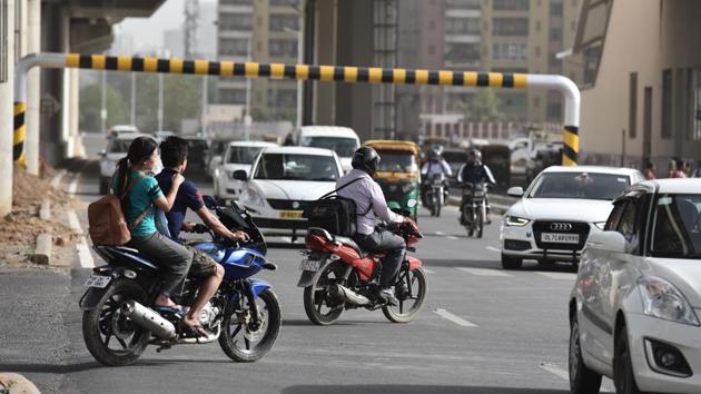 Vehicles take the U-turn near the underpass at DLF-1 Rapid Metro station in Gurgaon on Thursday.(Sanjeev Verma/HT PHOTO) Vehicles take the U-turn near the underpass at DLF-1 Rapid Metro station in Gurgaon on Thursday.(Sanjeev Verma/HT PHOTO)