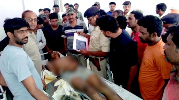 The body of Mohammad Shalik in hospital on Thursday. Police said three persons have been arrested for the assault.(HT photo)