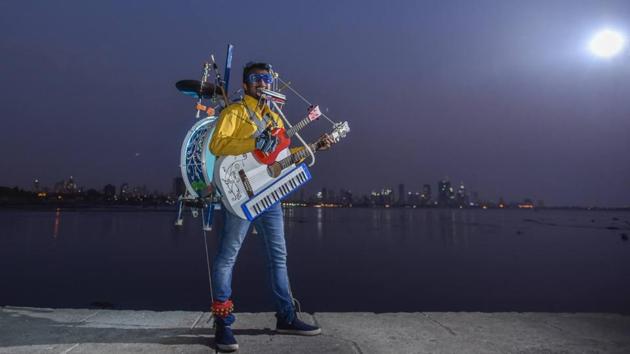 Gladson performs by carrying all his instruments, which altogether weight over 25 kg. But he says he doesn’t consider instruments to be a strain and all he wants to do is perform. (KUnal Patil/ht photo) 