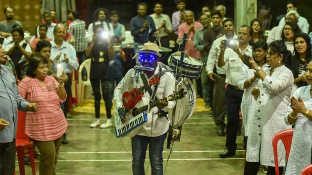 Gladson, who also writes and sings, follows themes of positivity and thankfulness in his performances. He propagates anti-smoking and hopes youngsters watching his show take inspiration. (KUnal Patil/ht photo) 