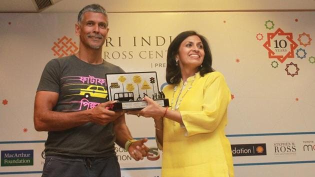 Actor Milind Soman hands over an award to Lalita Tukral of IAmGurgaon.(HT Photo)