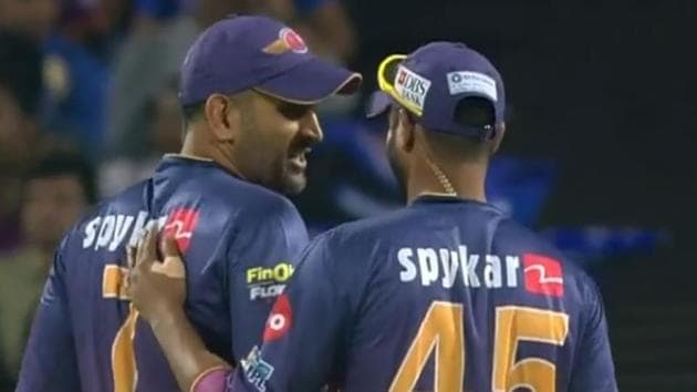 MS Dhoni (L) conveys his message to Kevin Pietersen through teammate Manoj Tiwary (R) during the IPL 2017 T20 match between Rising Pune Supergiants and Mumbai Indians.(iplt20.com/video screenshot)