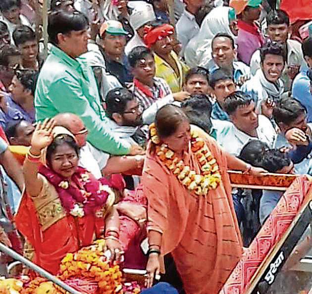 Chief minister Vasundhara Raje during a roadshow in Dholpur to seek votes for BJP candidate Shoba Rani Kushwaha.(HT Photo)