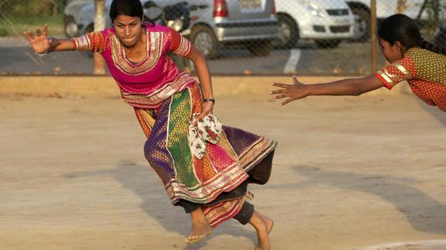 A recently concluded traditional sports tournament held in Jaipur brings the lens back on our rich and cultural sports heritage and a feeling of the actual rural milieu from which they originate. Seen above is the popular Rumal-Jhapatta (Grab the handkerchief) played by girls in Gaaghra-Odhni traditional attire. (Himanshu Vyas/ht photo)