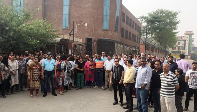 The parents who took part in the protest on Friday alleged that the fee has been hiked by 170% in the past eight years. (HT Photo) The parents who took part in the protest on Friday alleged that the fee has been hiked by 170% in the past eight years. (HT Photo)