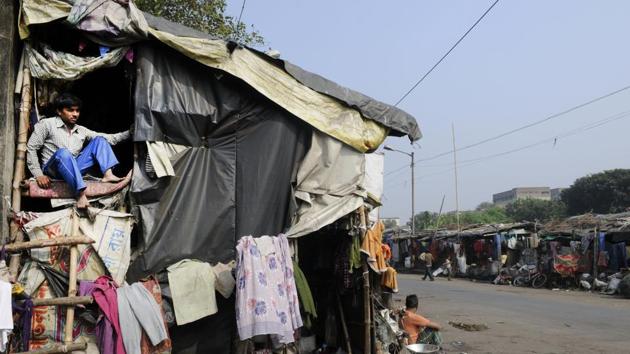 Ragpickers Narkeldanga, Kolkata. The onslaught of gentrification in the city has led to the slums being hidden from view by walls.(Ashok Nath Dey/HT Photo)