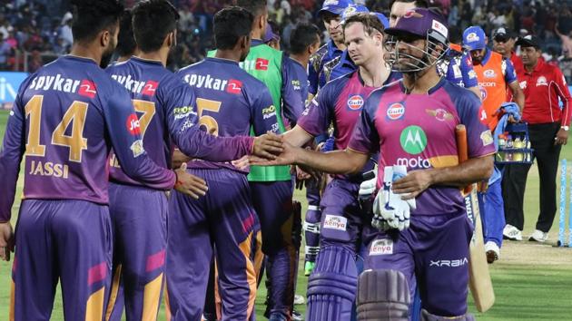 Steven Smith and MS Dhoni shaking hands after Rising Pune Supergiants defeated Mumbai Indians in their first Indian Premier League 2017 T20 match in Pune on Thursday.(BCCI)