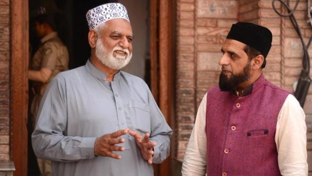 Ali Khan, a 60-year-old resident of Islamabad, talks to Rao Anwar, an official of the Pakistani High Commission, at the Sufi shrine of Khwaja Moinuddin Chishti in Ajmer.(HT Photo)