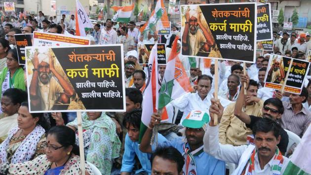 Opposition parties and farmers shout slogans during a protest rally from Chanda to Bandra, demanding loan waiver and compensation for crop failure in Nagpur.(HT Photo)