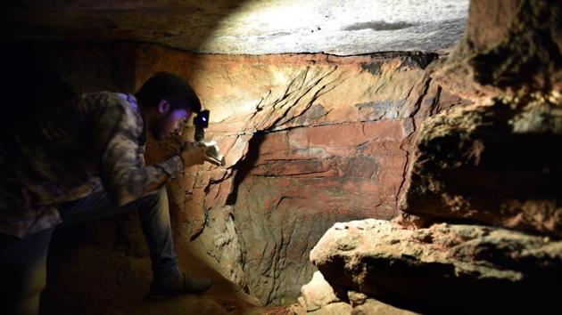 The Delhi Police have unearthed a cave in Delhi’s Moti Bagh where thieves stashed away stolen goods. (Mohd Zakir/HT Photo) The Delhi Police have unearthed a cave in Delhi’s Moti Bagh where thieves stashed away stolen goods. (Mohd Zakir/HT Photo)