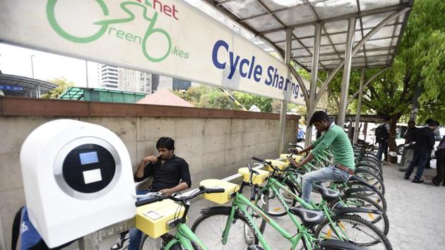 A public bicycle sharing facility outside Barakhamba Metro.(Burhaan Kinu/HT PHOTO)