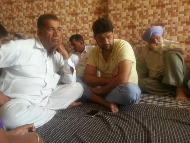 Family and friends mourn the death of Vikram Jaryal at his native village in Jandwal.(Harpreet Kaur/HT Photo)