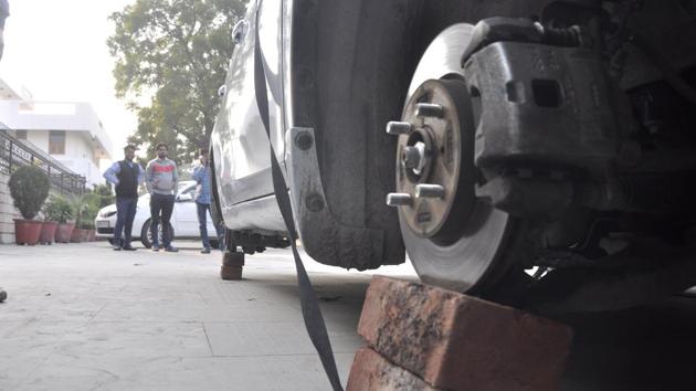 Police said vehicles targeted are new, considering the re-sale value of the tyres and alloys in the second-hand market. A normal jack and bricks are used to uplift four-wheelers.(Sant Arora/HT)