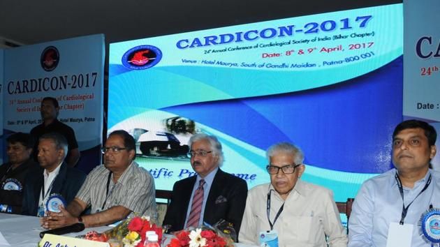 Top cardiologist Dr Ashok Seth (in black coat and tie), at CARDICON 2017, in Patna on Saturday.(AP Dube/HT photo)