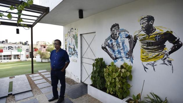 Arif Khair’s home in Greater Kailash is a veritable gallery of street art — a scene from the movie Roman Holiday, and football legends Messi and Ronaldo.(Burhaan Kinu/HT Photo)
