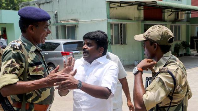 Tamil Nadu health minister Vijaya Baskar argues with CRPF personnel during the raid at his residence in Chennai.(PTI)
