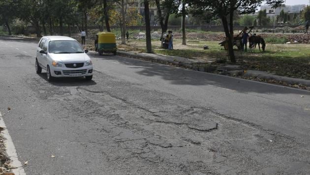 A damaged road in Sector 68 in SAS Nagar.(Karun Sharma/HT Photo)