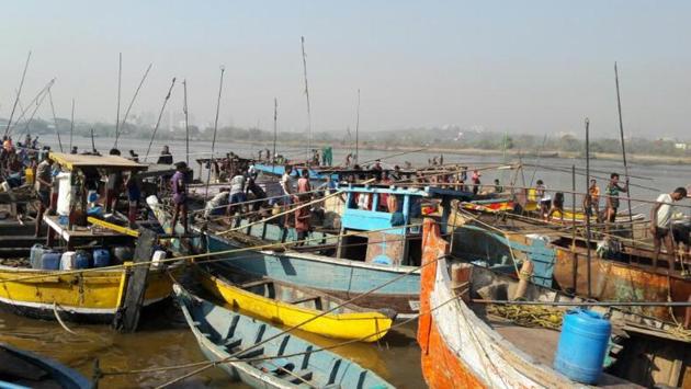 Fishing boats that are normally used for sand mining. (HT photo) Fishing boats that are normally used for sand mining. (HT photo)