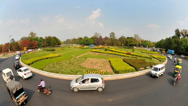 With the rise in traffic, there is constant debate on whether roundabouts should be done away with.(Keshav Singh/HT photo)