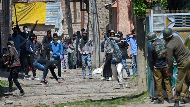 Srinagar: Youths throw stones on Security forces during clashes in Srinagar on Sunday. Four civilians where killed and more than two dozens were injured during the clashes.(PTI Photo)