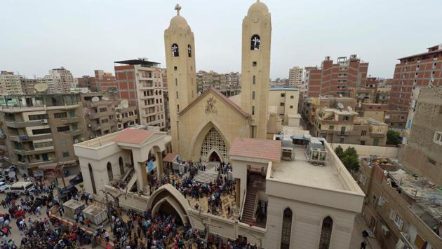 A general view shows people gathering outside the Mar Girgis Coptic Church in the Nile Delta City of Tanta, 120 kilometres (75 miles) north of Cairo, after a bomb blast struck worshippers gathering to celebrate Palm Sunday on April 9, 2017.(AFP Photo)