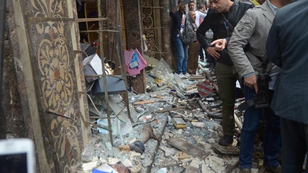 Y Egyptians look at victims after suicide bomber in front of a church in Alexandria, Egypt, April 9, 2017. (Fawzy Abdel Hamied / REUTERS)