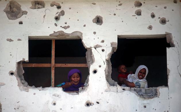 Somali women react from an adjacent building as they look at the scene of an explosion at the entrance of a cafe near the compounds housing government ministries in the Somali capital Mogadishu, April 5, 2017. (Feisal Omar /REUTERS)