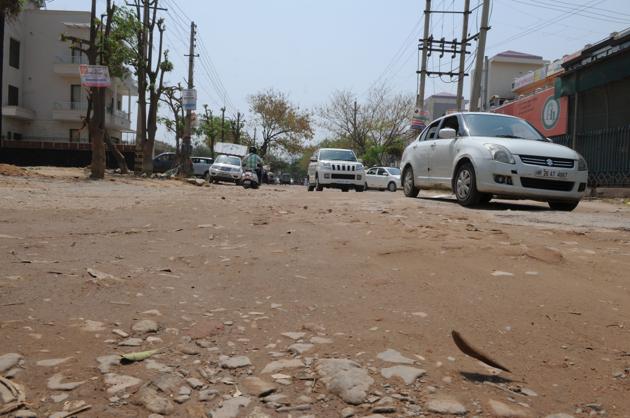 Such is condition of the roads in Sushant Lok that the residents have stopped inviting guests.(Parveen Kumar/HT)