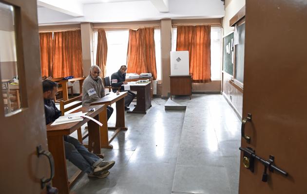 Kashmiri election staff sit inside an empty polling station in Srinagar on April 9, 2017. In Srinagar district, some polling booths reported zero polling, traditional high-voting areas like Zadibal and Khanyar witnessed not more than a few percent of votes. (Tauseef MUSTAFA / AFP)