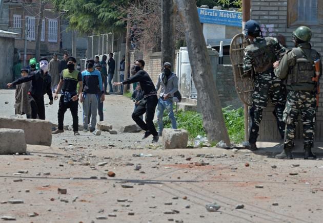 Protestors hurl stones at security forces at Srinagar in Kashmir(AFP file photo)