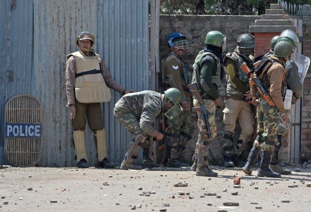 Indian security forces clash with Kashmiri protestors near a polling station. The incidents of violence were reported despite stringent security arrangements across the Valley. (TAUSEEF MUSTAFA / AFP)